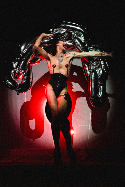 LINAJE: obra de teatro drag